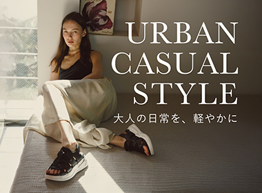 正因为是在都市中度过的每一天，才不会勉强舒适。这款单品高雅小巧，即使长时间行走也不易疲劳。无论是运动鞋的安心感，还是凉鞋的轻盈感，都能迅速融入成熟装扮，调整日常生活。我们有这样一个“可靠的脚”。