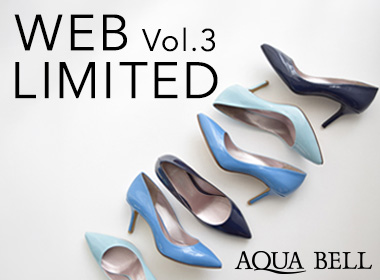 この時期に気になる、爽やかなブルーグラデーションが目を引くAQUA BELLのパンプス。